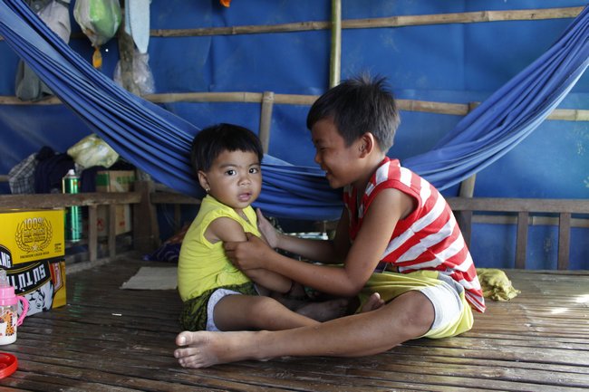  2 anh em đang chơi đùa ngay trên láng trại ở một xóm dớn ở huyện Tịnh Biên (An Giang).