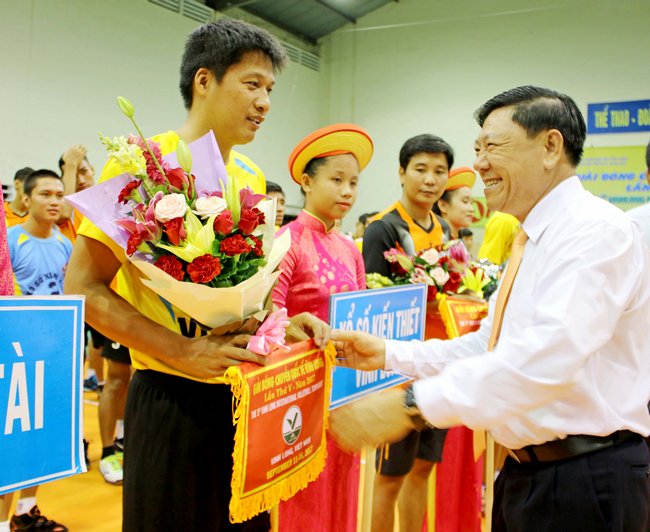 Ông Trần Văn Rón- Ủy viên BCH Trung ương Đảng, Bí thư Tỉnh ủy trao cờ lưu niệm cho các đội tham dự giải.
