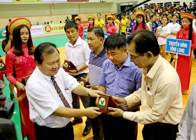 Ông Nguyễn Văn Quang- Chủ tịch UBND tỉnh trao tặng lưu niệm cho nhà tài trợ.
