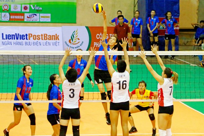Pha tấn công của Nguyễn Thị Bích Tuyền (10- Truyền hình Vĩnh Long, áo xanh, người lập kỷ lục bật cao nhất bóng chuyền nữ Việt Nam- 3m11) trong thắng đội Philippines 3-0.