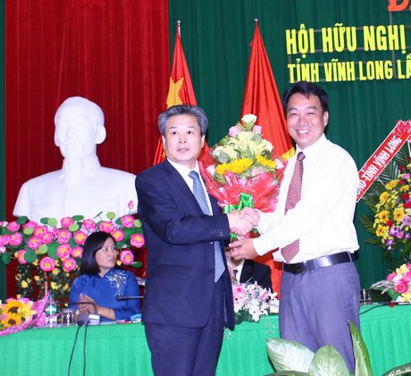  Phó Chủ tịch UBND tỉnh- Lữ Quang Ngời tặng hoa chào mừng cho ông Trần Đức Hải- Tổng lãnh sự nước Cộng hòa Nhân dân Trung Hoa tại TP Hồ Chí Minh.