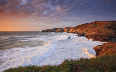 Anh. Không có gì truyền cảm hứng như phong cảnh nước Anh, từ các ngọn đồi đến bờ biển bình dị của Cornwall và cả tuyến xe buýt dọc theo bờ biển Jurassic cũng có thể ngắm được được vẻ đẹp của hạ giới.