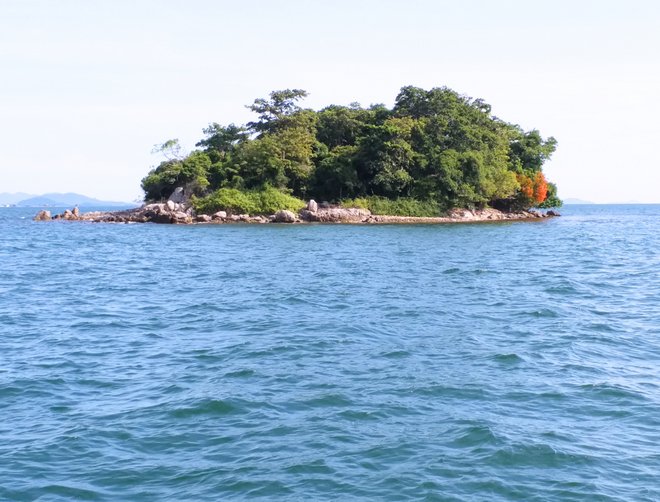 Quần đảo có nhiều đảo, hòn chưa có người ở, nét hoang sơ và bí ẩn đủ để du khách khám phá.