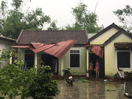 Nhiều nhà dân ở Thừa Thiên-Huế bị hư hỏng sau cơn lốc tối 14/9.