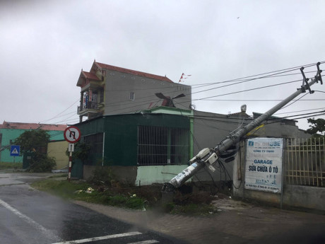 Nhiều cột điện ở Quảng Bình bị bão kéo nghiêng.