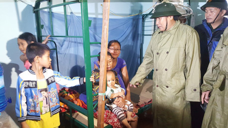 Lãnh đạo tỉnh Quảng Trị thăm hỏi động viên người dân tại các nơi trú ẩn.