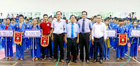  Lãnh đạo Sở Văn hóa, Thể thao và Du lịch cùng BTC giải trao cờ lưu niệm cho các đoàn VĐV tham dự giải tại lễ khai mạc.