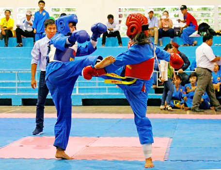 Anh Thi (Tam Bình, phải) thắng Diễm Kiều (TP Vĩnh Long) ở hạng cân 48kg.