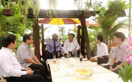 Ông Ousmane Dione – Giám đốc Quốc gia Ngân hàng Thế giới (WB) tại Việt Nam tham quan mô hình Cà phê doanh nhân - doanh nghiệp của Đồng Tháp