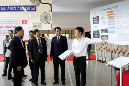 Đại biểu tham quan Trung tâm đào tạo Kỹ thuật Toyota tại Trường ĐH Sư phạm Kỹ thuật Vĩnh Long.