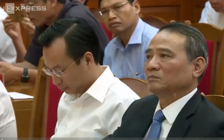 Ông Nguyễn Xuân Anh (áo trắng) và ông Trương Quang Nghĩa tại lễ trao quyết định của Bộ Chính trị. (Ảnh: Vnexpress)