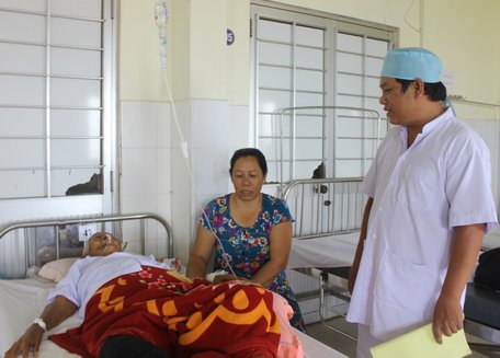 Bệnh nhân Thạch Thị Hiên được điều trị và chăm sóc hậu phẫu.