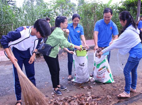 Thanh niên tích cực tham gia các hoạt động tình nguyện bảo vệ môi trường.