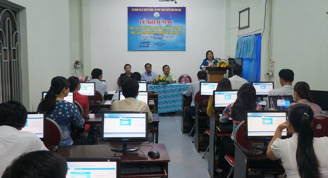 Bà Đoàn Hồng Hạnh-Phó Giám đốc Sở Thông tin và Truyền thông phát biểu tại buổi khai mạc hội thi.