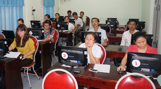 Các thí sinh ở đơn vị Sở Tư pháp thi trên phầm mềm máy tính tại Trung Tâm CNTT-TT Vĩnh Long
