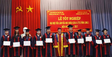 PGS.TS. Nguyễn Ngọc Định- Chủ tịch Hội đồng Tư vấn Trường ĐH Kinh tế TP Hồ Chí Minh trao bằng tốt nghiệp cho sinh viên.