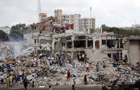 Lực lượng chính phủ Somalia và người dân tập trung tại hiện trường vụ nổ bom trên phố MK4 tại quận Hodan của thủ đô Mogadishu - Ảnh: REUTERS