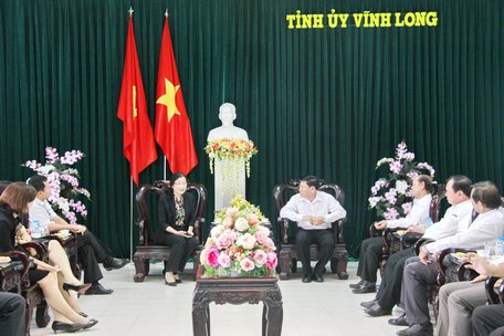 Bí thư Tỉnh ủy Trần Văn Rón (ngồi giữa, bên phải) tiếp và làm việc với đoàn.