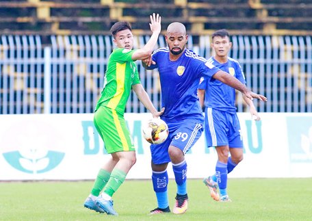 Thanh Long (14, XSKT Cần Thơ- áo xanh lá) tranh bóng trước Dos Reis (89, Quảng Nam FC).