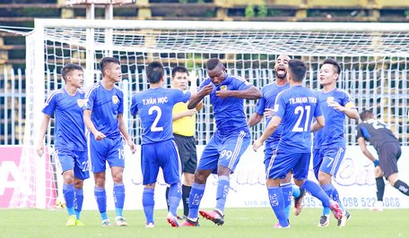 Niềm vui của các cầu thủ Quảng Nam FC trong trận thắng 3-2 trước XSKT Cần Thơ.