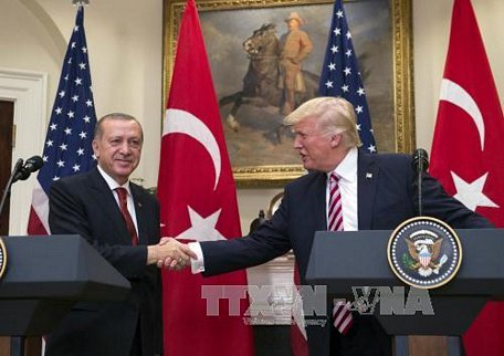 Tổng thống Mỹ Donald Trump (phải) và Tổng thống Thổ Nhĩ Kỳ Recep Tayyip Erdogan (trái) tại cuộc gặp ở Washington, DC ngày 16/5. Ảnh: AFP/TTXVN