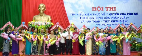 Bí thư Tỉnh ủy- Trần Văn Rón và Chủ tịch UBND tỉnh- Nguyễn Văn Quang trao những bó hoa tươi thắm cho cán bộ phụ nữ qua các thời kỳ.