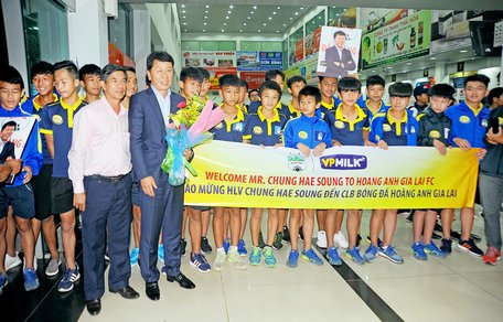 Ông Huỳnh Mau cùng GĐKT Chung Hae Seong chụp ảnh với các cầu thủ trẻ CLB Hoàng Anh Gia Lai. Ảnh: MINH VỸ