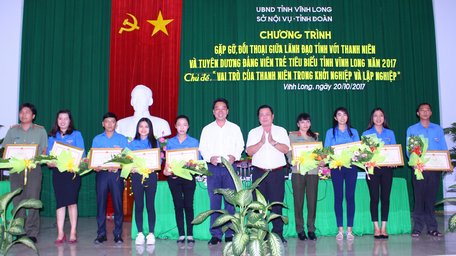 Phó Chủ tịch UBND tỉnh- Lữ Quang Ngời và Giám đốc Sở Nội vụ tỉnh- Trần Công Hiếu trao bằng khen UBND tỉnh cho 10 đảng viên trẻ tiêu biểu