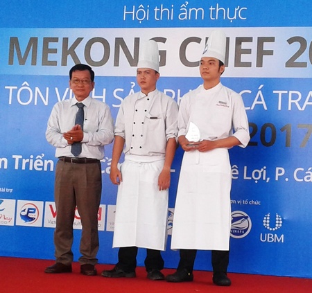 Ban tổ chức trao giải nhất cho đầu bếp nhà hàng The Hus Coffee & Restaurants.