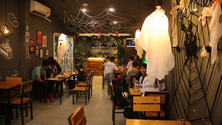 Khung cảnh trong quán cà phê Yolo (Phường4) thu hút nhiều bạn trẻ.