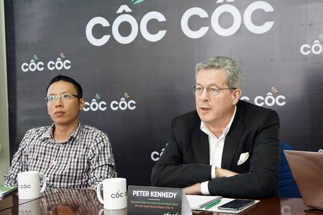 Ông Lê Văn Thanh (trái) và ông Peter Kennedy trong buổi trao đổi với báo giới. (Ảnh: CTV/Vietnam+)