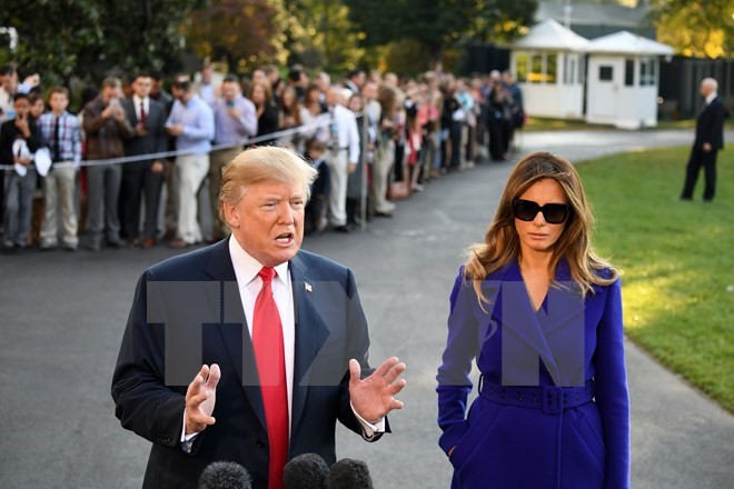 Tổng thống Mỹ Donald Trump (trái, phía trước) và phu nhân Melania Trump trong cuộc họp báo trước khi rời Nhà Trắng tới căn cứ không quân Andrews để bắt đầu chuyến công du châu Á, ngày 3/11. (Nguồn: THX/TTXVN)