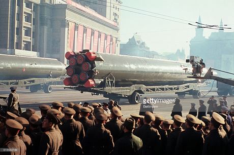 Điều đáng chú ý nhất trong cuộc duyệt binh ở Moscow ngày 7/11/1967 là sự tham gia của các loại tên lửa đạn đạo tân tiến nhất của Liên Xô. Ảnh: Getty.