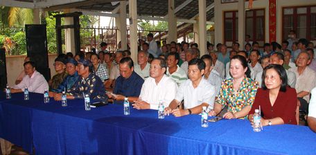  Đông đảo người dân và cán bộ đảng viên tham dự ngày hội Đại đoàn kết ấp Phước Thạnh tai Đình Lộc Hòa.