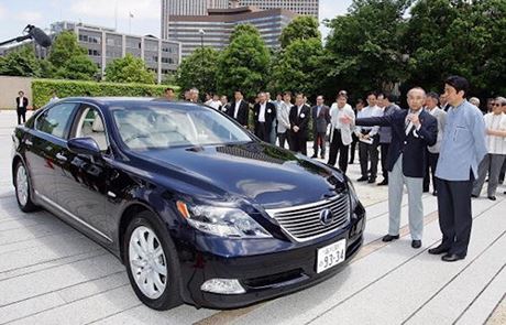 Thủ tướng Nhật Shinzo Abe thường di chuyển trên chiếc xe sang nội địa Lexus LS 600hL, dòng xe khá hiện đại so với chiếc Toyota Century Royal, thường được Hoàng đế Nhật Bản sử dụng.