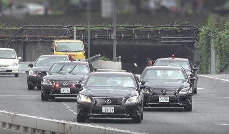 Trong các chuyện công du tại các nước, đoàn xe của thủ tướng Nhật thường có 4 chiếc Lexus LS 600h L và duy nhất chỉ có 1 trong số đó chở thủ tướng. Điều này nhằm mục đích đánh lạc hướng kẻ khủng bố.