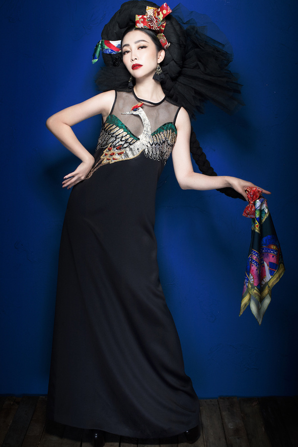 Bên cạnh áo dài họa tiết hoa sen, Linh Nga còn thực hiện bộ ảnh mới cùng các mẫu trang phục thêu rồng, phượng.