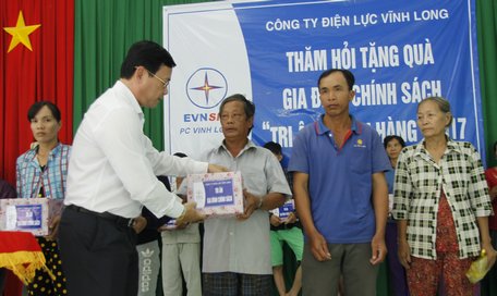 Ông Huỳnh Vĩnh Phúc- Chánh Văn phòng Công ty Điện lực Vĩnh Long- trao quà gia đình chính sách ở huyện Tam Bình.