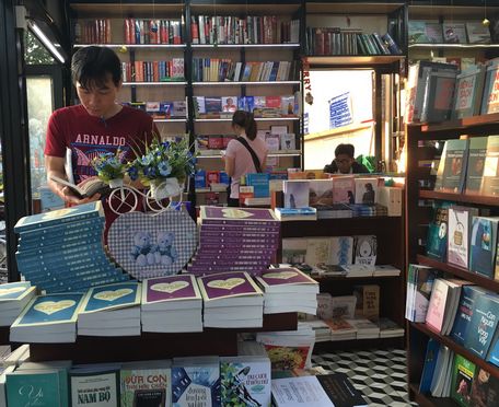 Có nhiều phương tiện giải trí, tích lũy kiến thức khác nhau nhưng sách vẫn là nguồn cung cấp tri thức cần thiết cho bạn trẻ. Trong ảnh: Bạn trẻ đọc sách ở đường sách Nguyễn Văn Bình (TP Hồ Chí Minh).