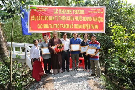 Ông Đoàn Hùng Cường- Phó Chủ tịch UBND xã đã trao giấy khen và những bó hoa cho các cá nhân, tập thể tích cực đóng góp xây dựng cầu.