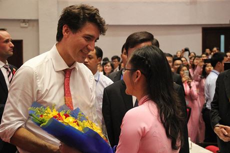 Tiếp đó, Thủ tướng Canada Justin Trudeau đã đến nói chuyện với hơn 1.400 sinh viên trường ĐH Tôn Đức Thắng trong hơn một giờ. (Ảnh: Tuổi Trẻ)