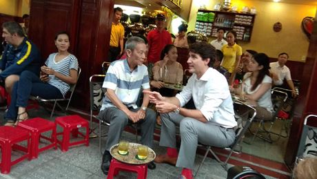 Thủ tướng Canada thưởng thức cà phê Sài Gòn ở một quán vỉa hè trên đường Lê Thánh Tôn, quận 1