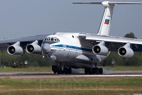 Tốc độ tối đa của vận tải cơ Il-76 là 900km/h.