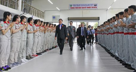 Ủy viên BCH Trung ương Đảng, Bí thư Tỉnh ủy- ông Trần Văn Rón (bìa trái) đến dự lễ khai trương Trung tâm Đào tạo kỹ thuật Toyota tại Trường ĐH Sư phạm kỹ thuật Vĩnh Long.
