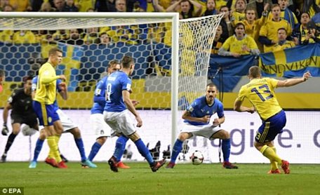 Thụy Điển (áo vàng) thi đấu rất tốt trước Italia (Ảnh: EPA).