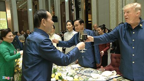 Chủ tịch nước Trần Đại Quang cụng ly cùng Tổng thống Trump.