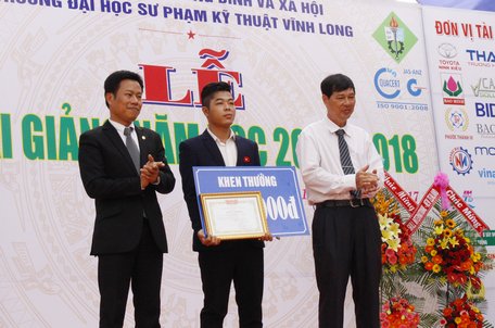  Ông Lê Quân- Thứ trưởng Bộ Lao động- Thương binh và Xã hội (bên trái) trao phần thưởng cho sinh viên giỏi nghề Asean của trường.