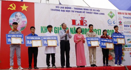 Nguyên Thứ trưởng Bộ Lao động- Thương binh và Xã hội Huỳnh Văn Tý và nguyên Thứ trưởng Bộ GD- ĐT Đặng Huỳnh Mai trao phần thưởng cho các sinh viên thủ khoa năm học mới.