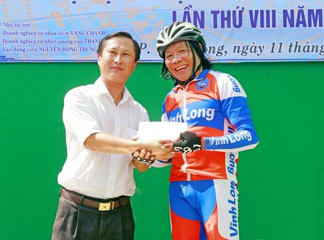  Ông Nguyễn Thanh Hà- Phó Chủ tịch UBND TP Vĩnh Long trao thưởng cho các VĐV nhận giải đặc biệt cho VĐV Bạch Văn Đảm (Phường 1, 65 tuổi) là VĐV cao tuổi nhất giải.