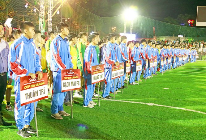 32 đội bóng tham dự giải tại lễ khai mạc.